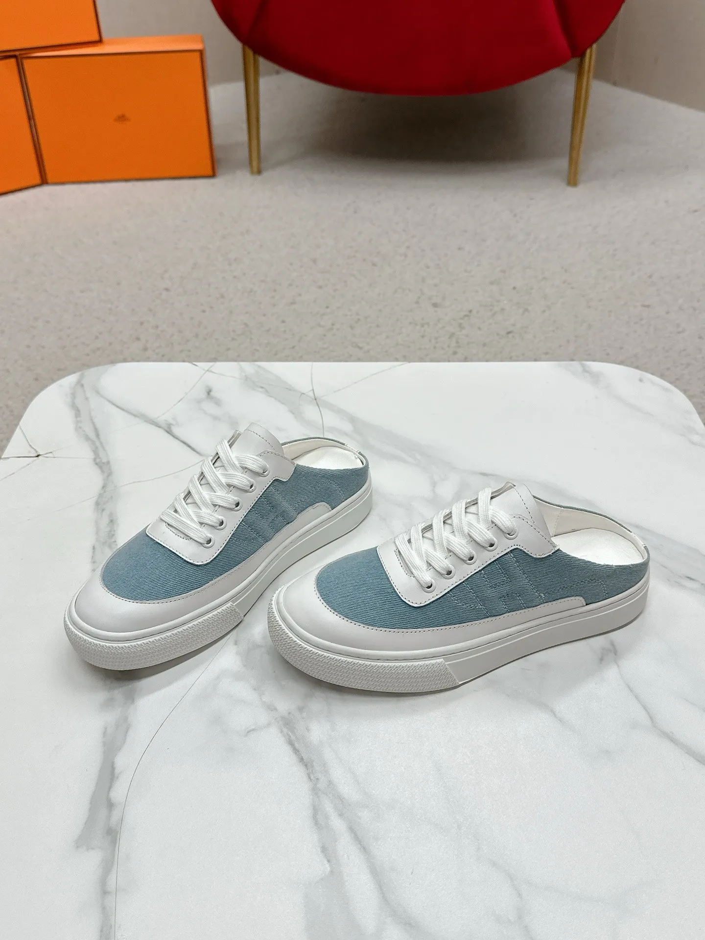 👟👟Ex-factory price 580👟👟 Men's size +10 [HERMES] H-lace slip-on sneakers, sneakers with empty back, white shoes, casual slippers and half-drags. 👉The craftsmanship is exquisite, and new products are released at the counter at the same time. Every detail of the shoes is made with special care, which is quite eye-catching. The elegant splicing elements highlight the good temperament! 🔻Fashionable fly woven lace-up method adds a casual atmosphere and exquisite lines, which can better reflect the family-style design language and intersperse exquisite lines. ✨✨The upper is made of imported cow suede/imported canvas, the lining is made of imported mixed sheepskin, and the original custom-made rubber outsole. 🐎Size: 35-40 for women, 39-44 for men (41 for women, 45 for men, can be customized, non-refundable)